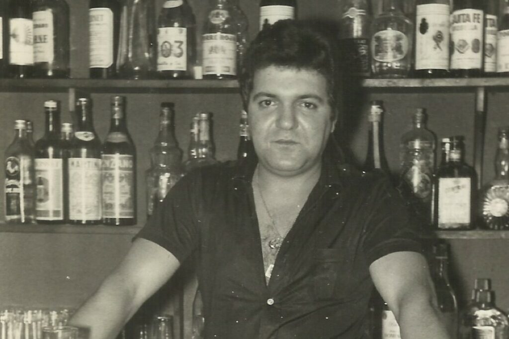 Ramon Lorenzo i Aldrich, víctima de la repressió franquista, a la barra del Bar Pensión Ancora, el 1972 (Fons Germans Lorenzo i Aldrich)
