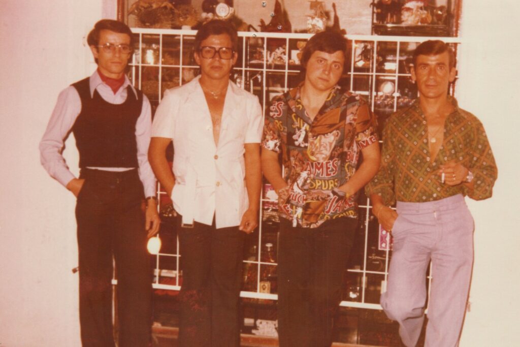 Amics i clients del Bar Martin’s d’en Fernando del Valle (Fernandito), el 1974 (Fons Josep Valls i Puigvert)
