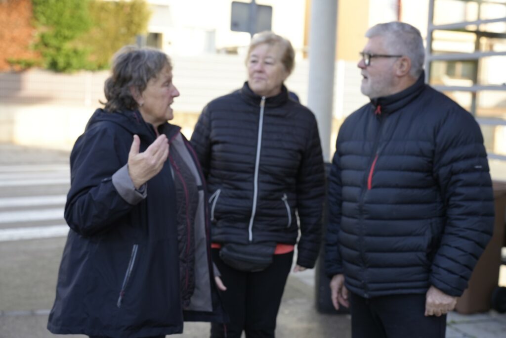 La Montse saludant veïns del barri