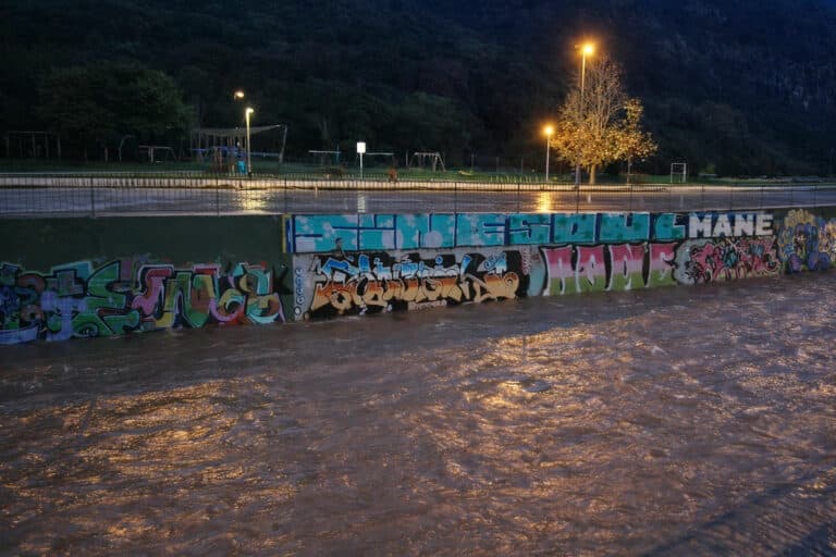 La riera de Lloret, amb un cabal excepcional mentre continuen les pluges.