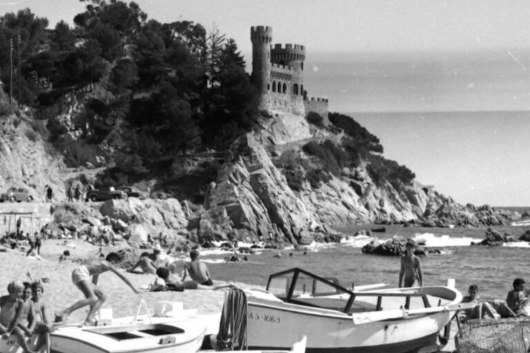 Turisme entre les barques a la platja de Lloret (Arxiu municipal de Lloret de Mar)