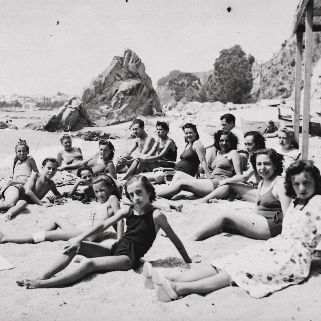 Prenent el sol, a la platja de Lloret (Arxiu Municipal de Lloret de Mar)