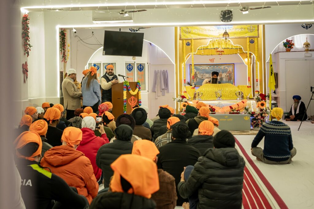 La Gurdwara plena amb motiu de la presentació del calendari interreligiós