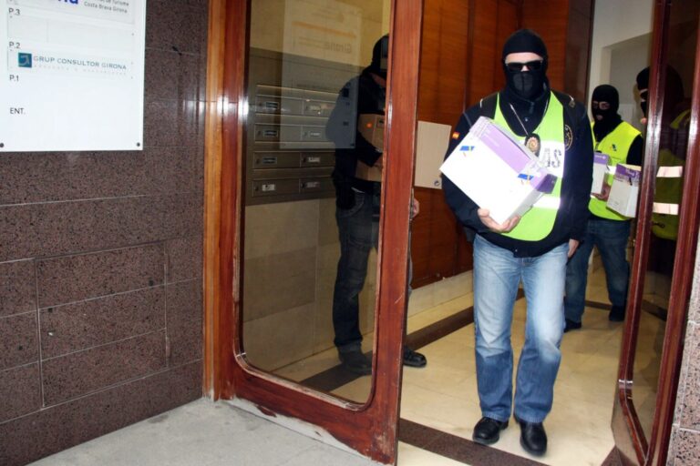 La policia duanera en un registre del Cas Manga (Diari de Girona)