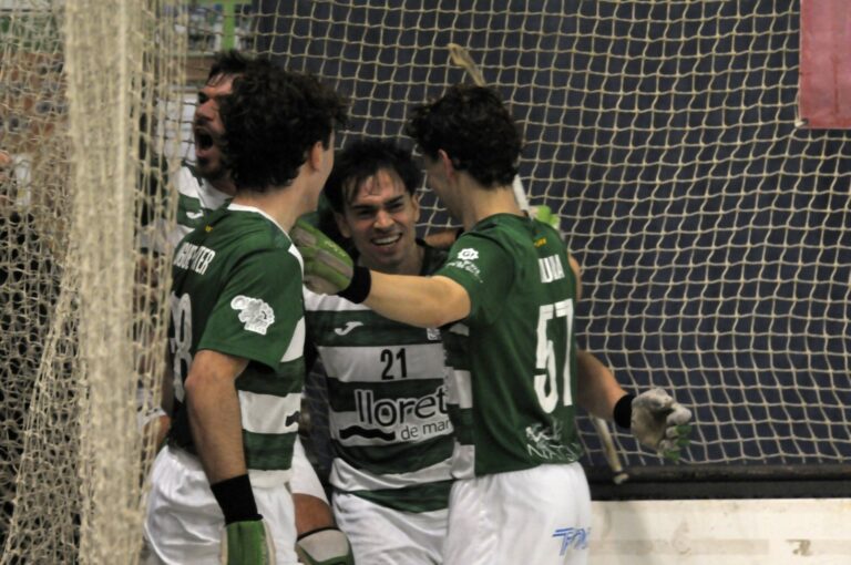 Adrià Farrer, autor dels tres gols, celebrant la diana de la victòria amb els companys (Club Hoquei Lloret)