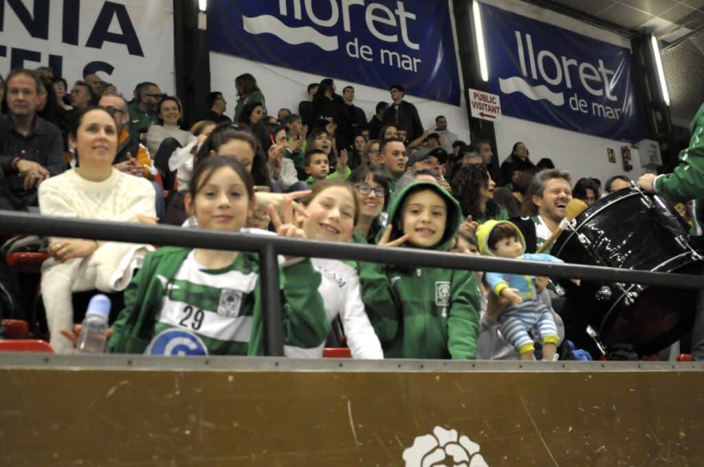 La grada es va omplir per animar l'equip (Club Hoquei Lloret)