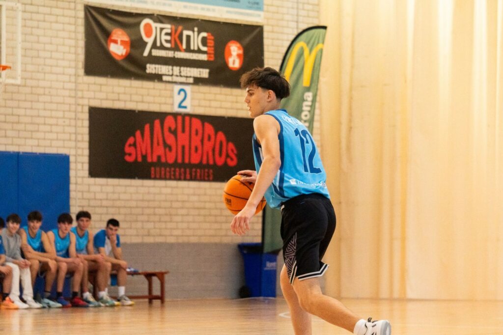 Un moment del partit entre el Rocagrossa i el Sant Hilari (Copa Colegial)
