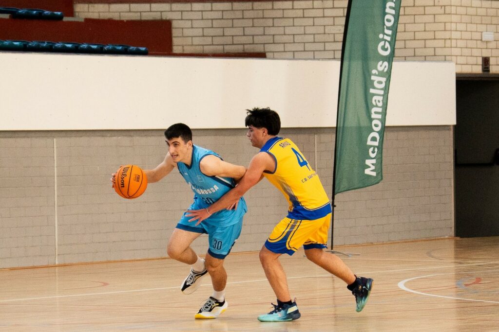 Un moment del partit entre el Rocagrossa i el Sant Hilari (Copa Colegial)
