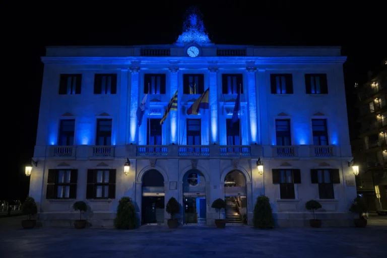 La façana de l'Ajuntament de Lloret de Mar il·luminadada de blau
