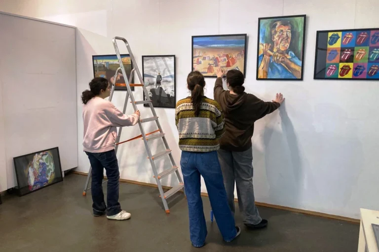 Alumnes del batxillerat artístic muntant l'exposició (Ins Coll i Rodés)