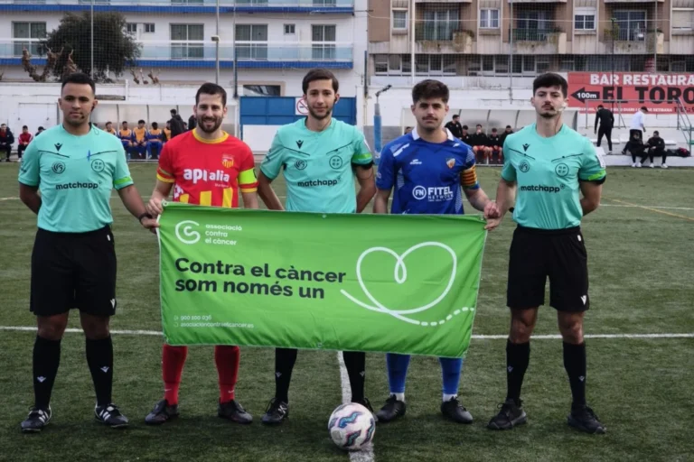 El partit entre el Lloret i l'Argentona va sumar-se a la lluita contra el càncer (CF Lloret)