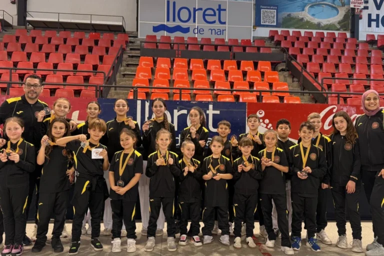 Els karatekes amb les medalles (Karate Driss Academy)
