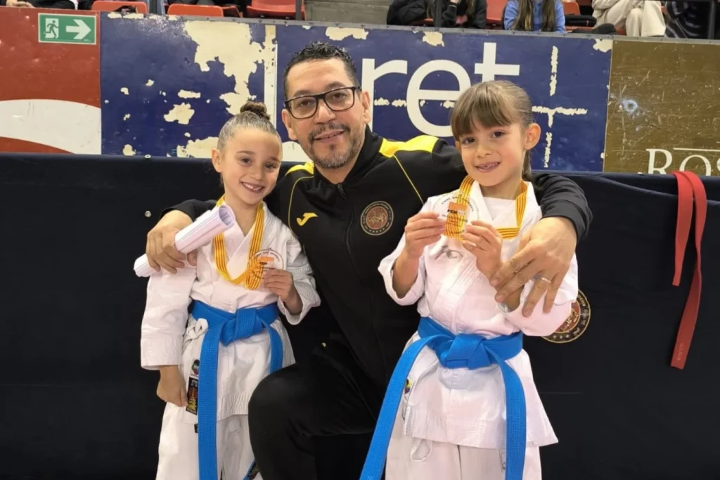 Driss Labied amb dues medallistes (Karate Driss Academy)