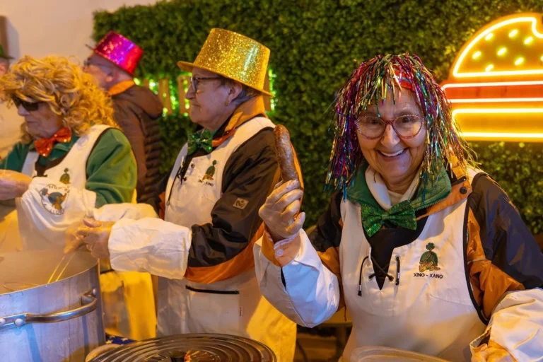 El Xino-Xano preparant el sopar per a l'arribada de la Reina Carnestoltes 2025