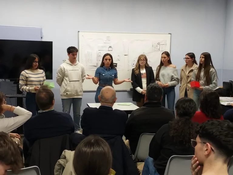 Exposició d'idees a la Hackató de l'any passat (El Puntet)