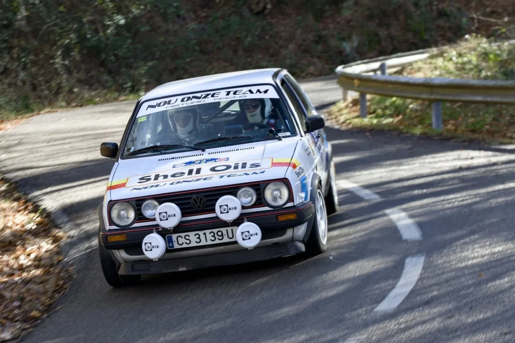 Francesc Segú i Miquel Molist amb el seu Wolkswagen Golf GTI (V-Line)