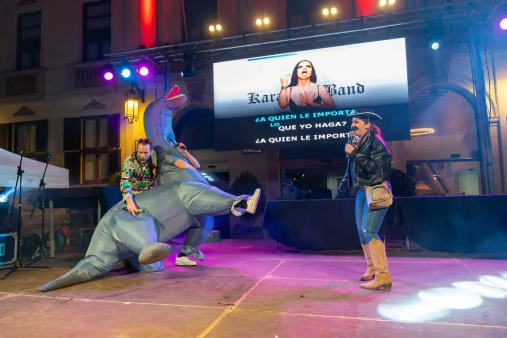 Una de les actuacions del karaoke (Ajuntament de Lloret de Mar)