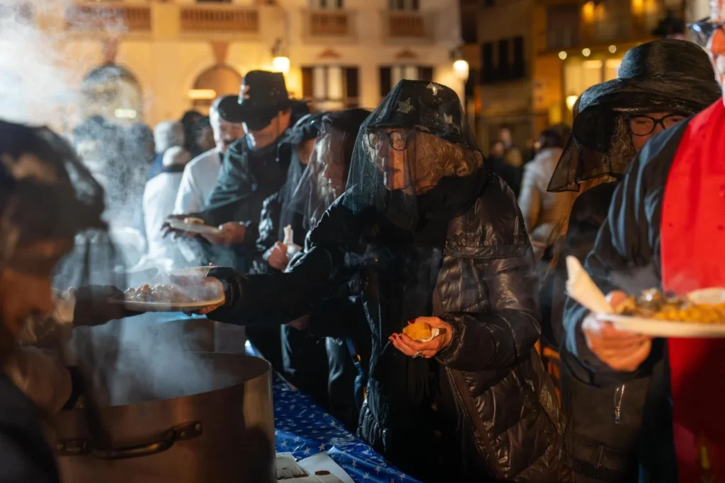 Les persones vestides de dol tindran prioritat (Fitel Televisión)