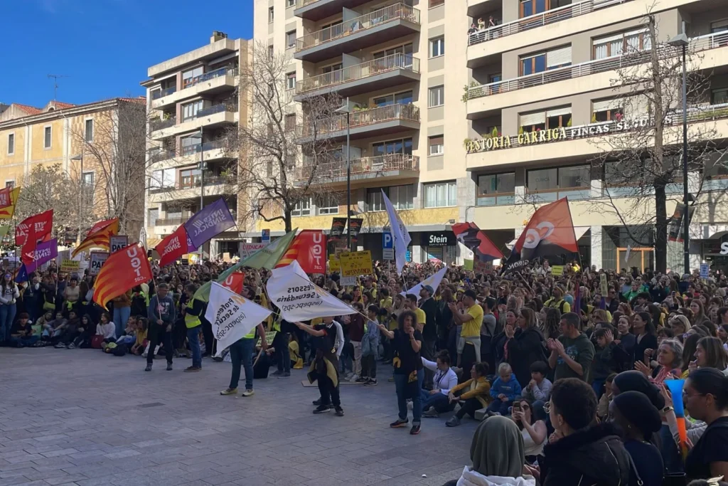 Manifestants davant dels Serveis Territorials de Girona