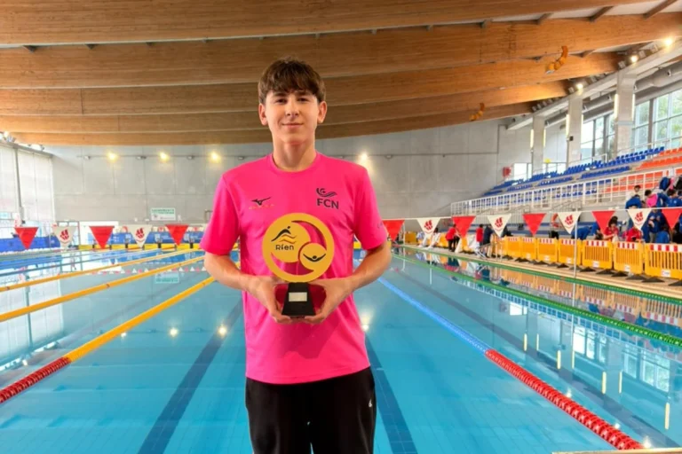 Maxim Tolmachev amb el trofeu (Club Natacio Lloret)