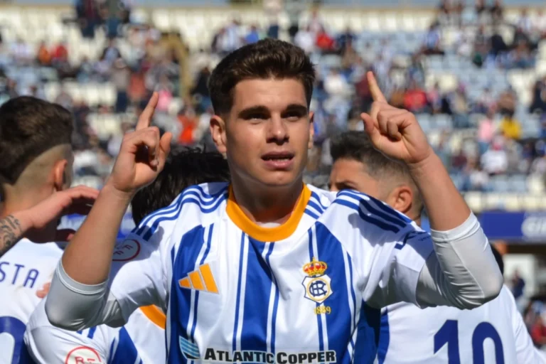 Miki Juanola celebrant el gol amb el Recreativo de Huelva (AAG)