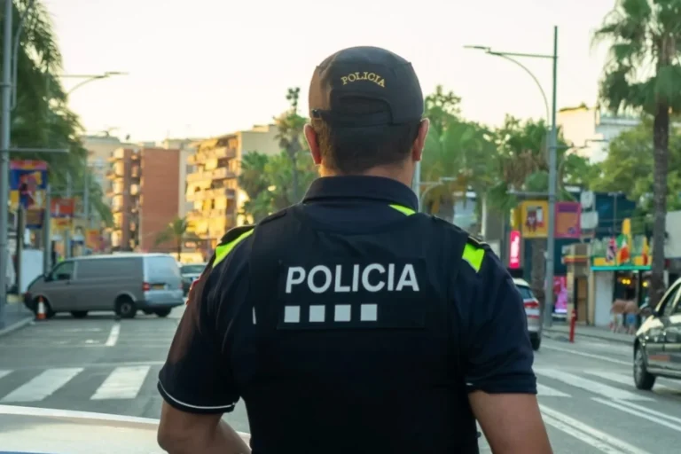 Un policia local de servei (Ajuntament de Lloret de Mar)