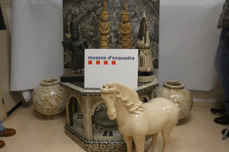 alguns dels objectes decoratius robats font Mossos