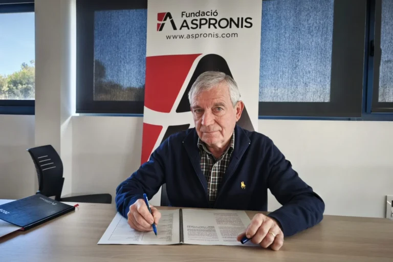 Joaquim Caballé, vicepresident del Patronat d'ASPRONIS, signant (ASPRONIS)