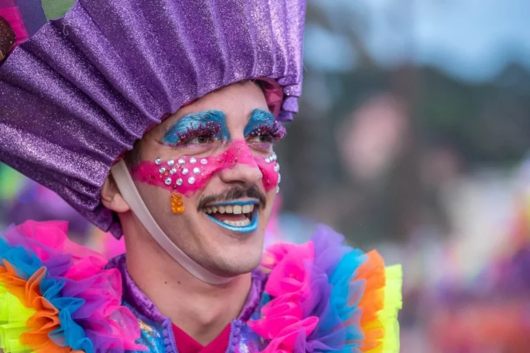 Un noi desfilant a la rua de Carnaval (Ajuntament de Lloret de Mar)