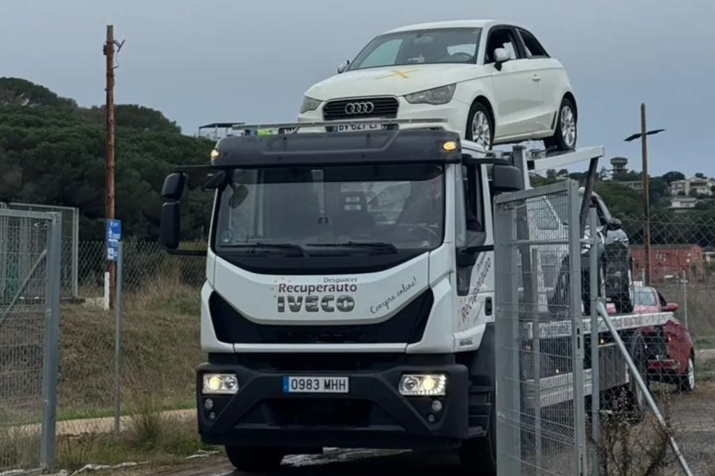 Transportant els cotxes abandonats (Ajuntament de Lloret de Mar)