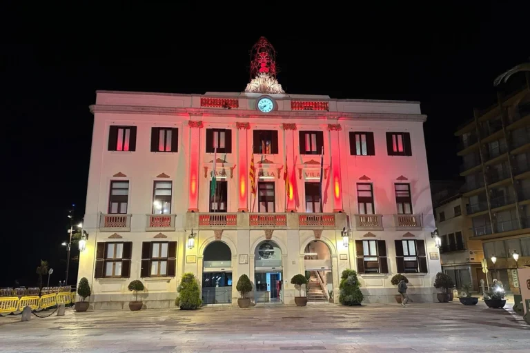 La façana de la Casa de la Vila il·luminada de vermell (Ajuntament de Lloret de Mar)