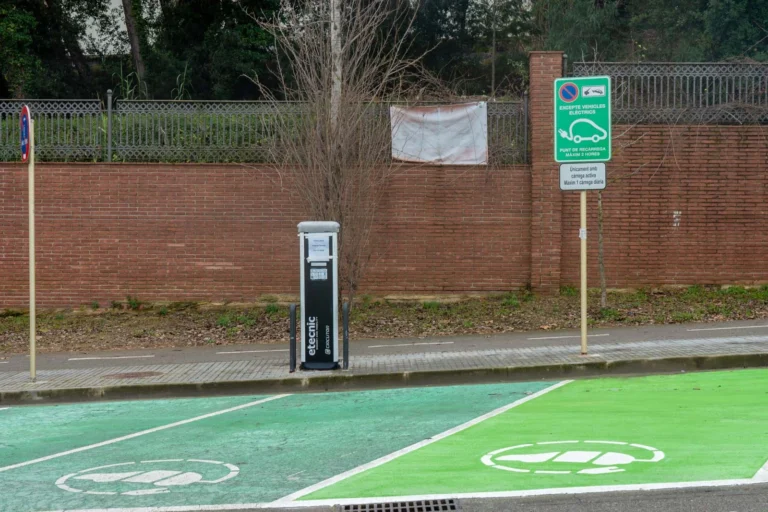 punt de carrega vehicle electric oficina turisme