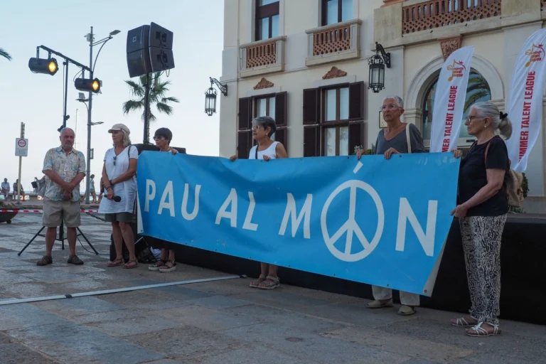 Concentració de la Plataforma per la Pau de Lloret