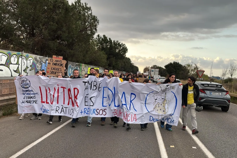 docents tallen la C-60 a Mataro 3CatInfo