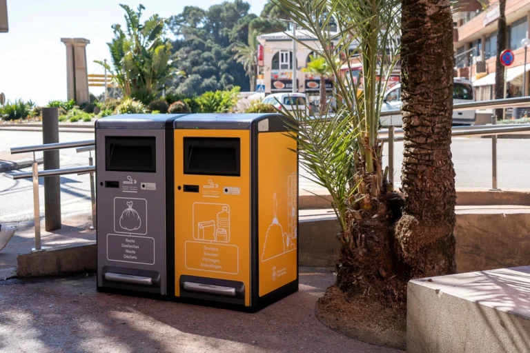 Lloret instal·la sis papereres solars compactadores a ‘la riera’