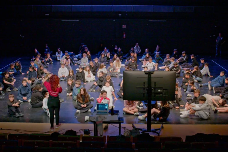 150-alumnes-1reso-mapadeball-teatre-lloret