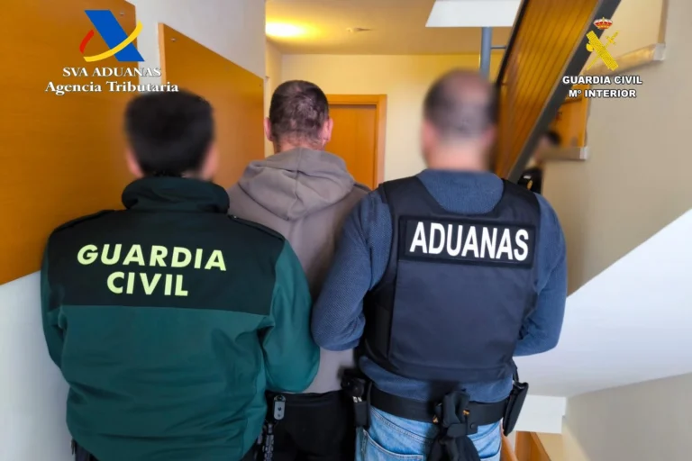 la policia enduent-se un dels detinguts acn