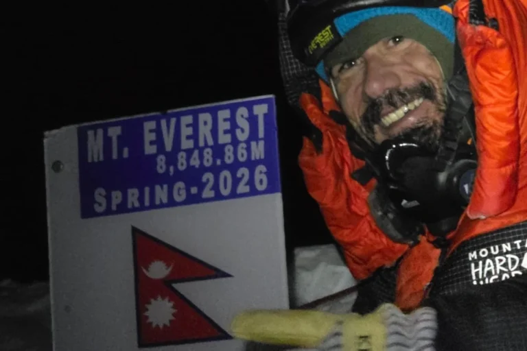 jordi fugardo amb el cartell de Everest