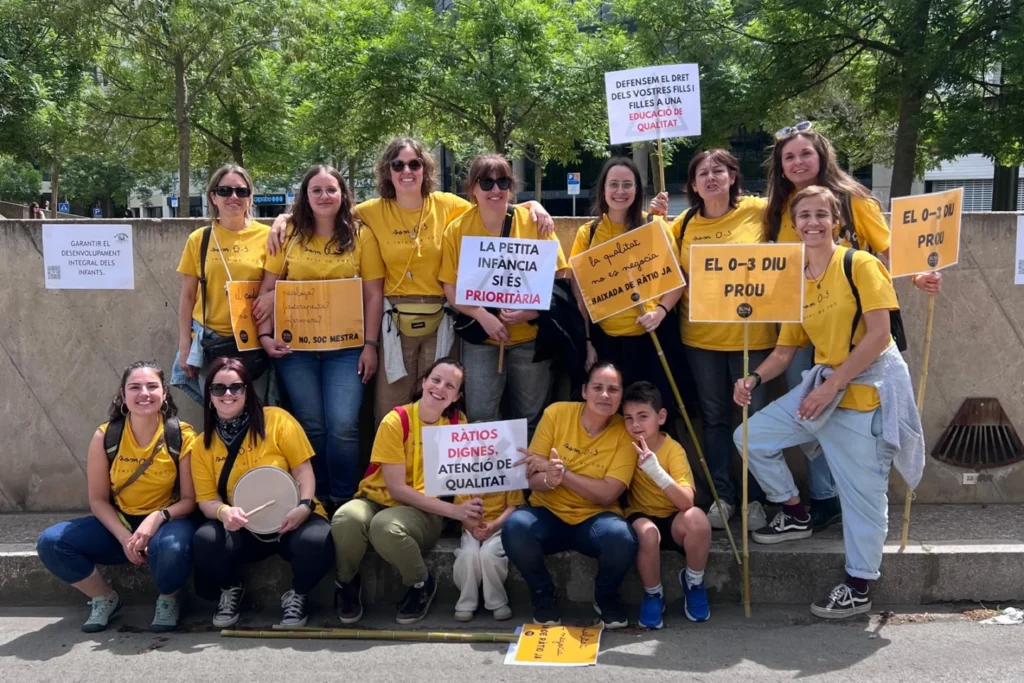 Les educadores de les llars d’infants de Lloret, ahir a la manifestació / Diari de Girona