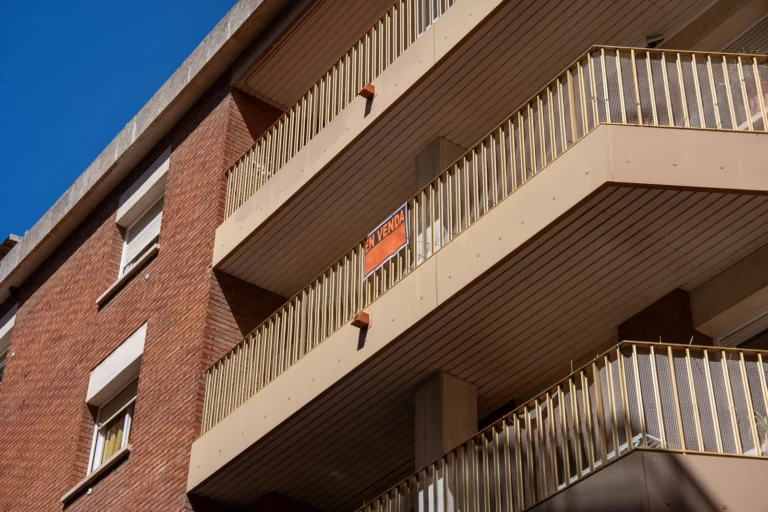 Un cartell d’“En venda” en un bloc d’habitatges de Lloret de Mar, símbol del dinamisme del mercat immobiliari local.