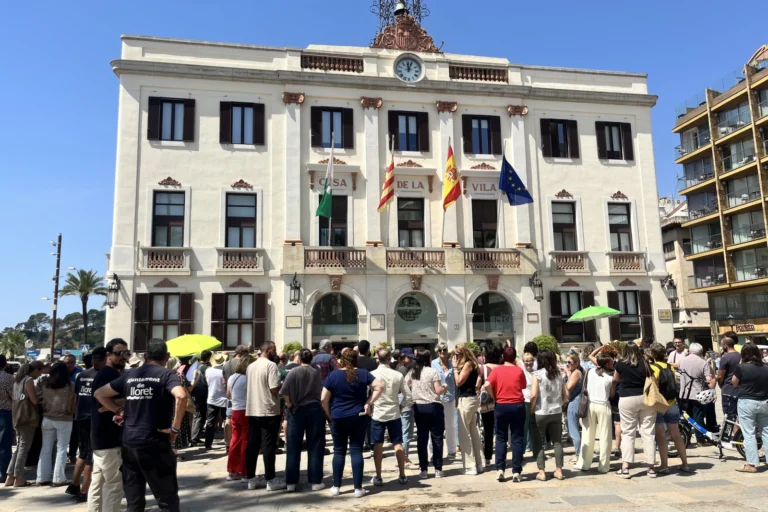 manifestacio sindicats municipals i treballadors avui a la plaça de la Vila 2