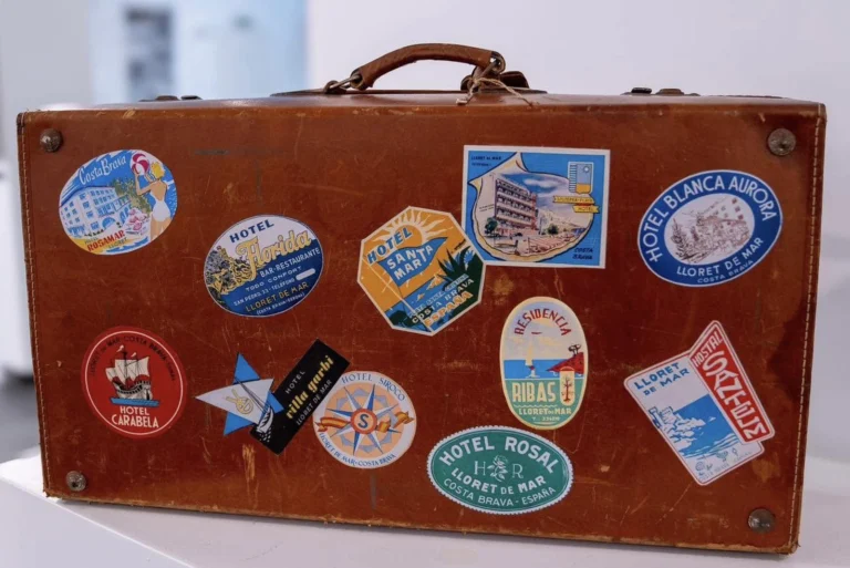 una maleta amb enganxines en expo dels hotels
