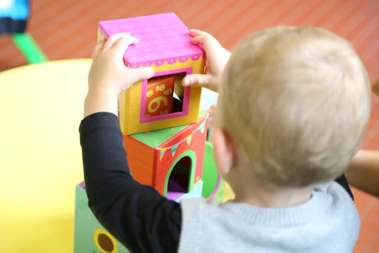 Un infant jugant a l'aula (CECE)