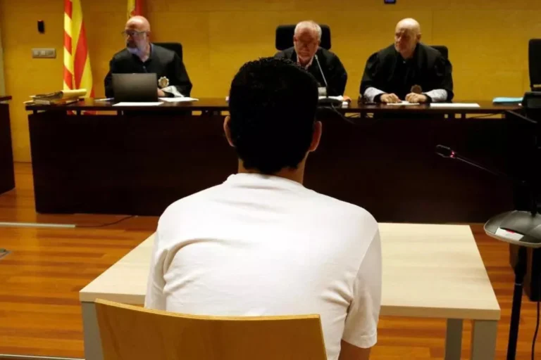 l'acusat d agressió sexual d'un noi de 14 anys a lloret 2023d'esquenes durant el judici (Marina López, ACN)