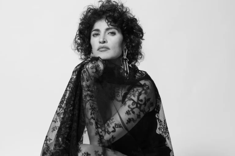 elena gadel temps de clotilde amfiteatre `presentant "la dona que em vesteix"