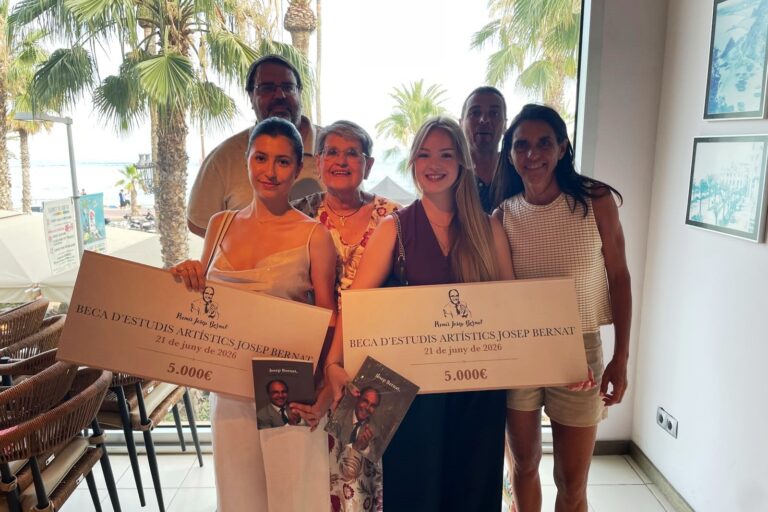 Mireia Flores i Alicia Hakobyan, amb la família Bernat Pané