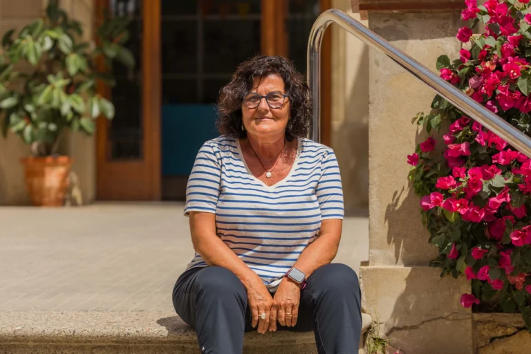 Carme Ponsdomènech, a la porta de l'escola