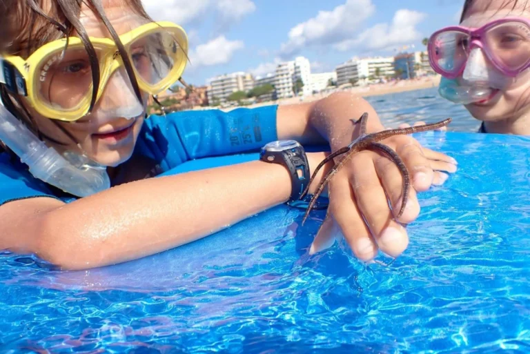 Infants del Casal Marí amb una estrella de mar (Xatrac)
