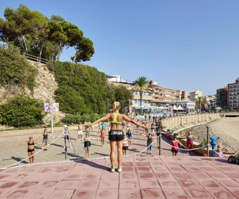 En marxa les activitats de zumba a la Platja Gran de Lloret i a Fenals