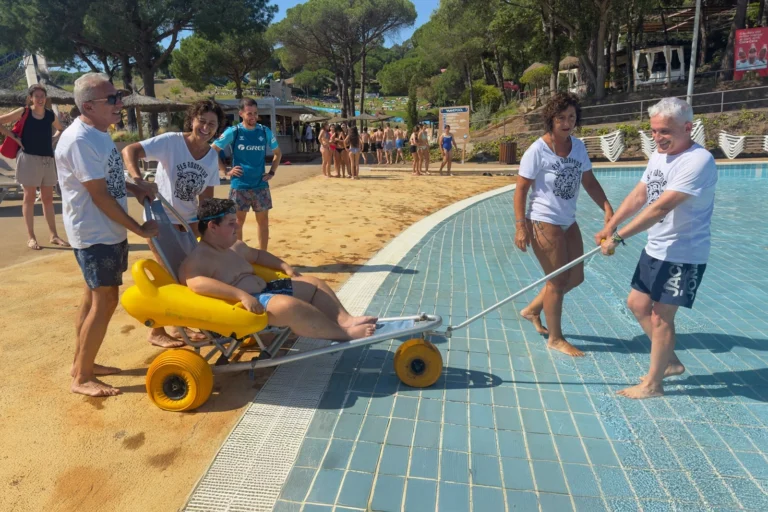 Els voluntaris de Rodapeus entrant l'Adrià a la piscina d'onades